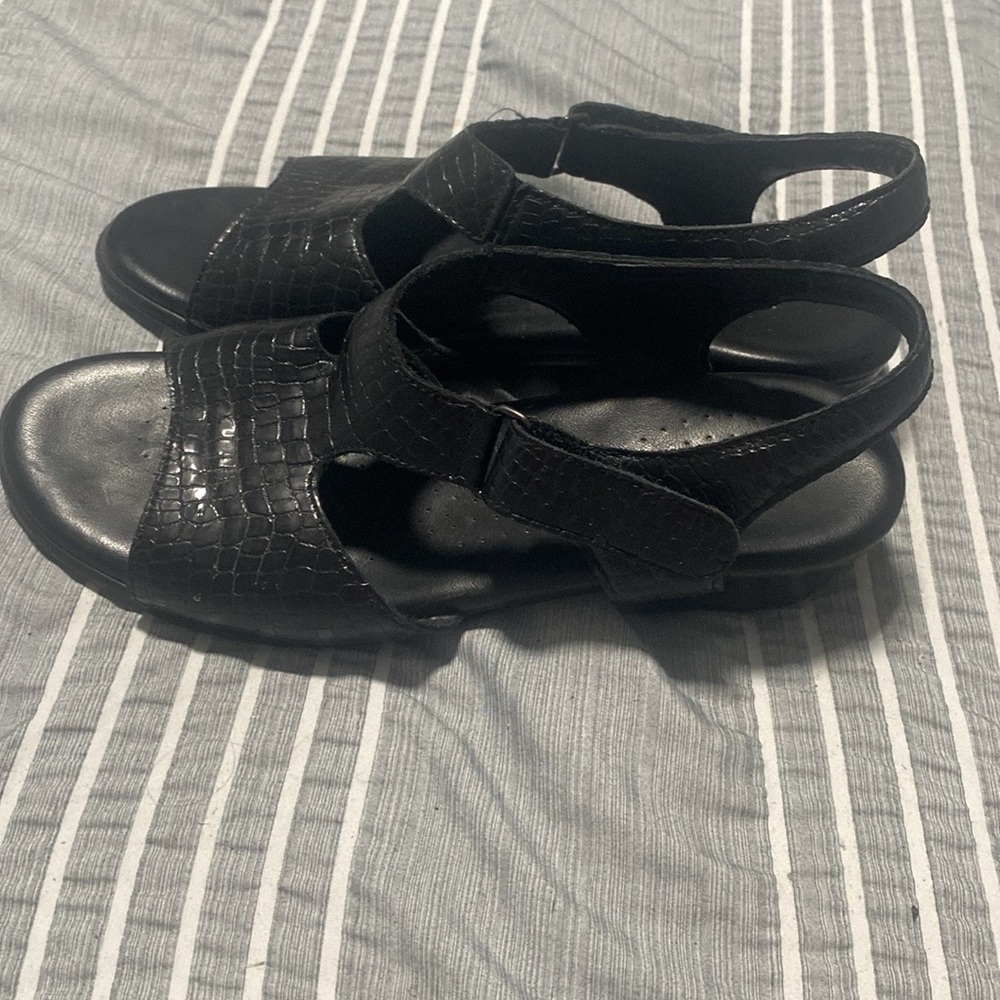 SAS Suntimer Crocodile Embossed Leather Sandals Size 7.5